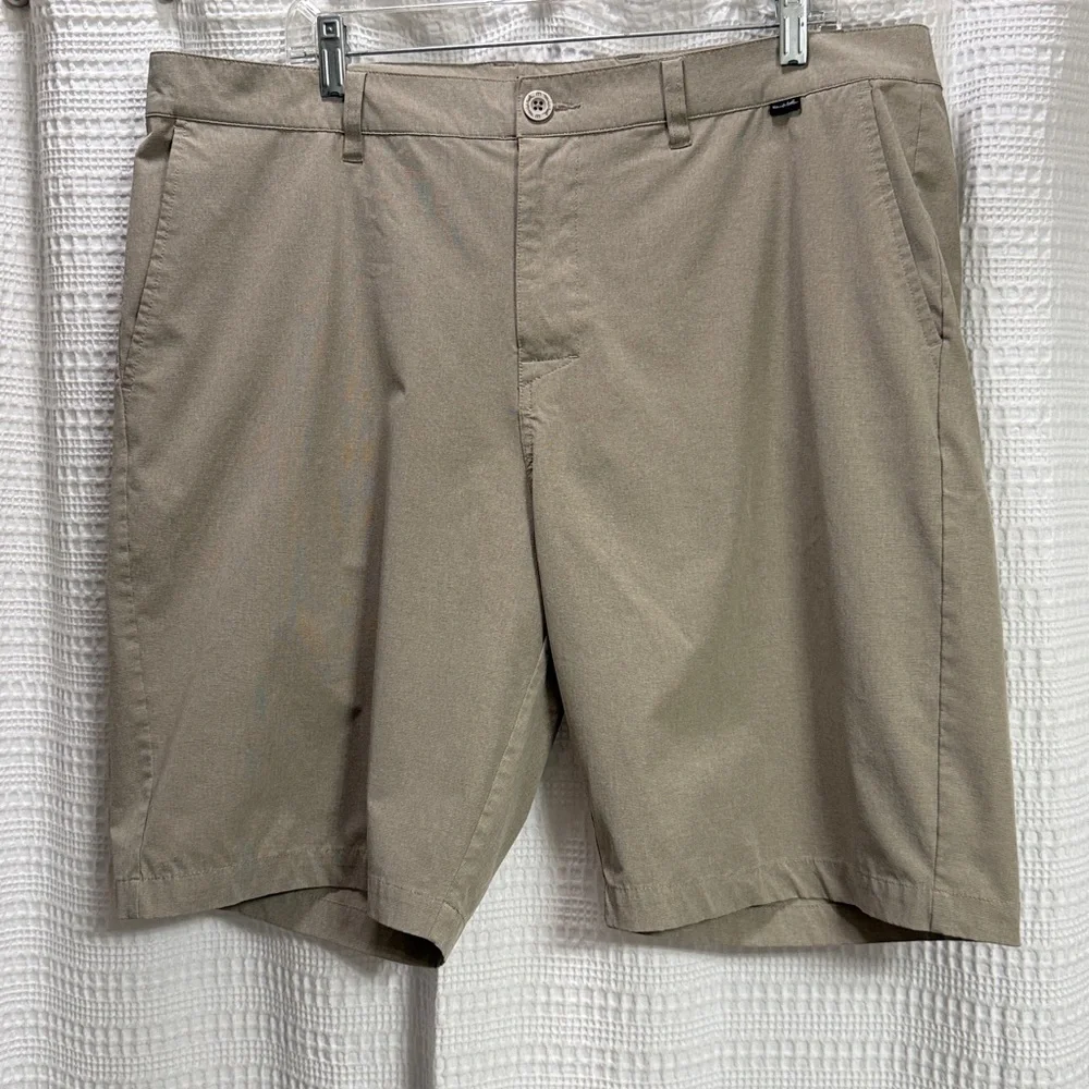 Travis Mathew Men's Beige/tan Flat Front Shorts 10” golf‎ casual neutral SZ 40